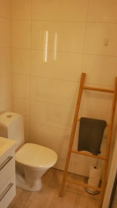 לקנס Nyrenovert Leilighet Med Gratis Parkering מראה חיצוני תמונה