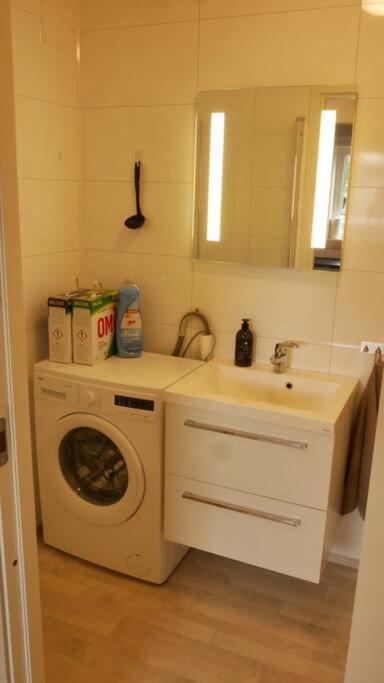 לקנס Nyrenovert Leilighet Med Gratis Parkering מראה חיצוני תמונה